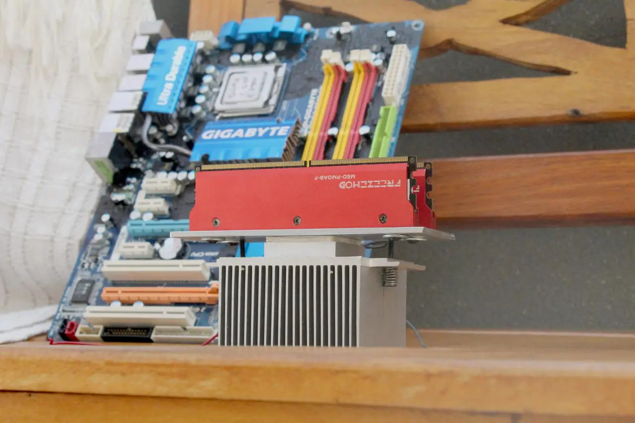 Um Peltier para refrigerar uma CPU moderna? Overclock no Pentium G7400! 5 tec ram capa 2