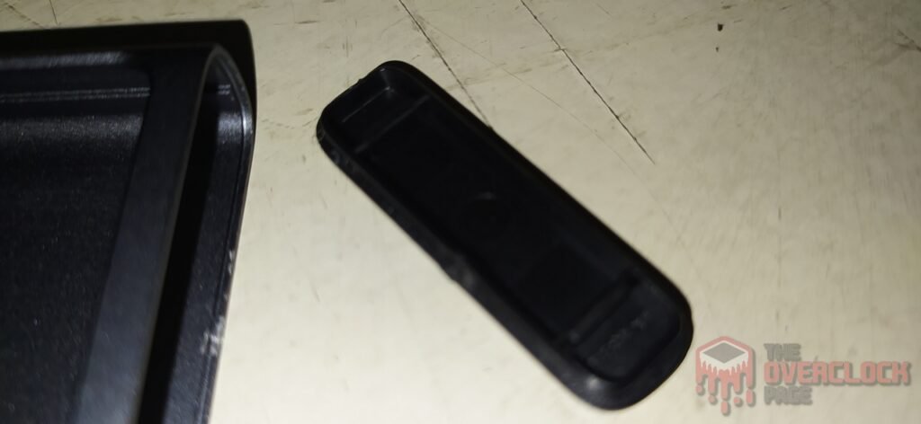 Ugreen CM559 M.2 SATA/NVMe Enclosure Review 17 Ugreem CM559 External Enclosure Clips removidos