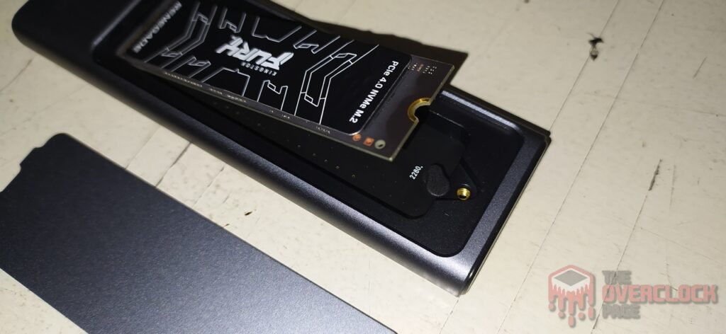 Ugreen CM559 M.2 SATA/NVMe Enclosure Review 12 Ugreem CM559 External Enclosure Instalando um SSD