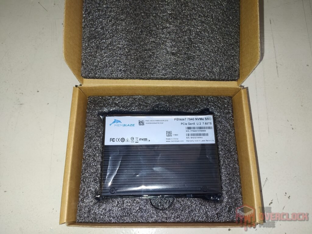 Memblaze Pblaze7 7940 7.68TB abrindo a caixa