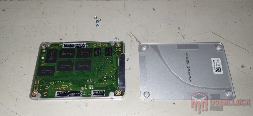 Review - Intel D3-S4510 3.84TB - Como um SSD de Datacenter se sai em uso cotidiano! 9 SSD Intel D3 S4510 3.84TB Abrindo SSD