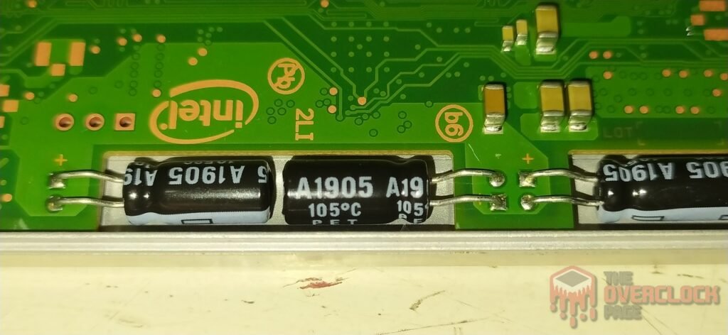 Review - Intel D3-S4510 3.84TB - Como um SSD de Datacenter se sai em uso cotidiano! 19 SSD Intel D3 S4510 3.84TB Capacitores