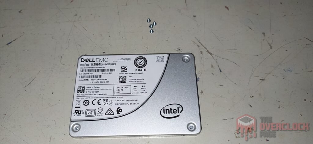 Review - Intel D3-S4510 3.84TB - Como um SSD de Datacenter se sai em uso cotidiano! 8 SSD Intel D3 S4510 3.84TB Removendo parafusos