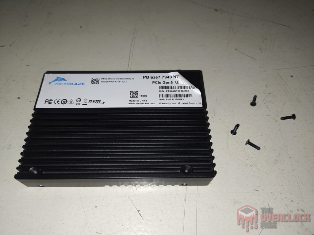 Memblaze Pblaze7 7940 7.68TB Removendo parafusos